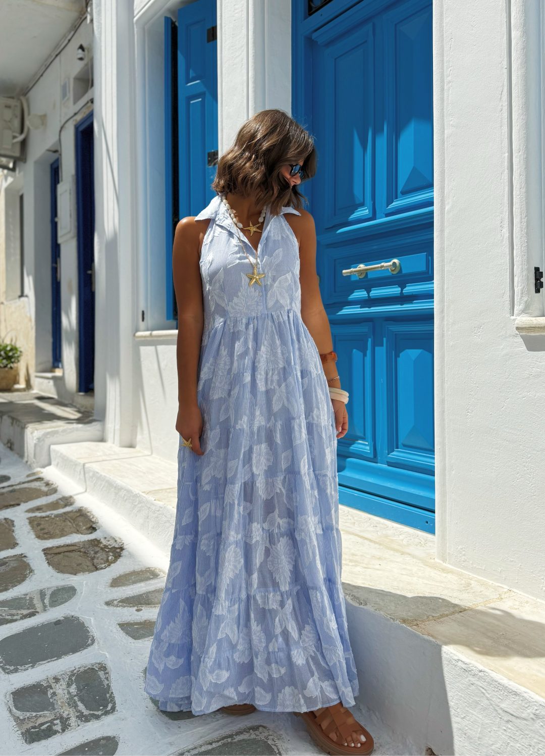 Robe EDEN brodée dans un tissu bleu et blanc – Image 4