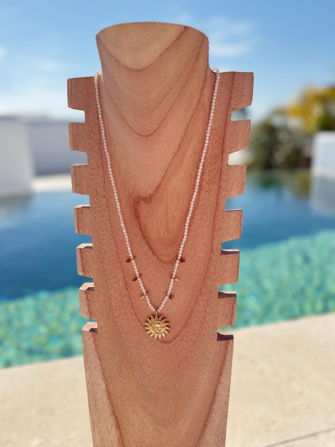 Sautoir avec des petites pierres blanches soleil – Image 2