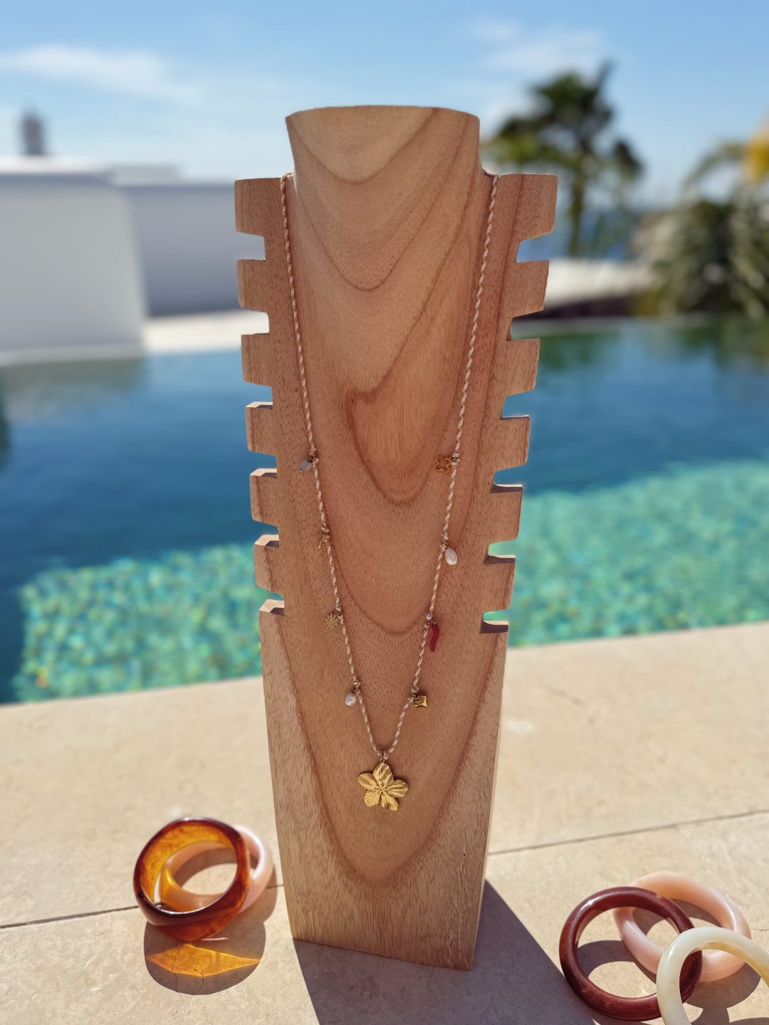 Collier sur cordon blanc FLEUR
